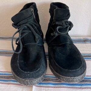 Ugg Black Suede Moccasins Leather Stitching Around Sole Zipper Closure Inside
